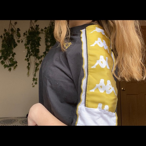 size M gold/black kappa tee 🤩👽 - Picture 2 of 4